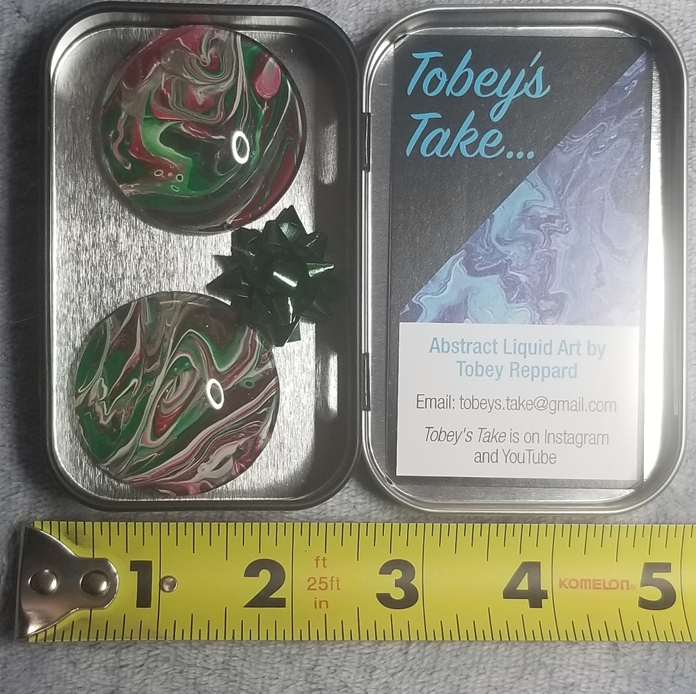 Original paint pouring magnets in gift tin.